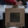 Cử tri bỏ phiếu tại một địa điểm bầu cử ở Bogota, Colombia, ngày 19/6. (Ảnh: AFP/TTXVN)