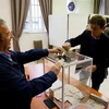 Cử tri bỏ phiếu tại một điểm bầu cử ở Le Touquet, Pháp, ngày 19/6. (Ảnh: AFP/TTXVN)