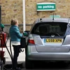 Người dân đổ xăng tại trạm xăng ở London, Anh. (Ảnh: THX/TTXVN)