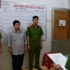 Cơ quan Cảnh sát điều tra Công an thị xã Phú Mỹ tống đạt quyết định khởi tố bị can, bắt tạm giam 3 tháng đối với Cao Quốc Phát. (Nguồn: Cand)