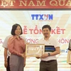 Tổng Giám đốc Thông tấn xã Việt Nam Vũ Việt Trang tặng Bằng Khen cho Báo Thể thao Văn hóa. (Ảnh: Tuấn Anh/TTXVN)