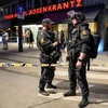Lực lượng an ninh phong tỏa hiện trường vụ xả súng tại hộp đêm ở Oslo, Na Uy, ngày 25/6. (Ảnh: Reuters/TTXVN)