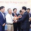 Chủ tịch Quốc hội Vương Đình Huệ tặng quà lưu niệm cho các đại biểu. (Ảnh: Doãn Tấn/TTXVN)