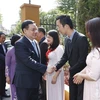 Chủ tịch Quốc hội Vương Đình Huệ với cán bộ, nhân viên Đại sứ quán Việt Nam tại Hungary. (Ảnh: Doãn Tấn/TTXVN)