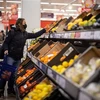 Người dân mua rau quả tại siêu thị ở London, Anh. (Ảnh: AFP/TTXVN)