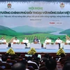 Thủ tướng Phạm Minh Chính và đại diện các Bộ đối thoại với nông dân. (Ảnh: Dương Giang/TTXVN)