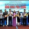 Lãnh đạo tỉnh Bắc Ninh tặng hoa cho Đoàn làm phim 'Bình minh phía trước.' (Ảnh: Đinh Văn Nhiều/TTXVN)
