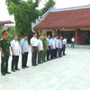 Các đại biểu dâng hương tại khu tưởng niệm Tổng Bí thư Nguyễn Văn Linh ở quê nhà xã Giai Phạm, huyện Yên Mỹ. (Ảnh: Mai Ngoan/TTXVN)