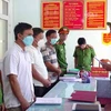 Cơ quan Cảnh sát điều tra Công an tỉnh Quảng Nam đọc quyết định khởi tố 3 bị can. (Nguồn: Thanh Niên)