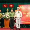 Thứ trưởng Lương Tam Quang trao quyết định, tặng hoa chúc mừng Thiếu tướng Vũ Hồng Văn, tân Cục trưởng Cục An ninh chính trị nội bộ. (Nguồn: Tiền Phong)