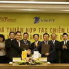 Ông Mai Xuân Sơn, Tổng Giám đốc Tập đoàn T&T Group (bên trái) và ông Huỳnh Quang Liêm, Tổng Giám đốc Tập đoàn VNPT, trao Thỏa thuận hợp tác chiến lược tổng thể, toàn diện.