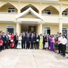 Đoàn lãnh đạo thành phố Đà Nẵng do Bí thư Thành ủy Nguyễn Văn Quảng dẫn đầu chụp ảnh lưu niệm với lãnh đạo tỉnh Sekong. (Nguồn: Danang.gov.vn)
