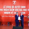 Bộ trưởng Bộ Giáo dục và Đào tạo Nguyễn Kim Sơn trao quyết định công nhận Giám đốc Đại học Huế cho Phó giáo sư, tiến sỹ Lê Anh Phương. (Ảnh: Mai Trang/TTXVN)