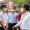 Bộ trưởng Bộ Giáo dục và Đào tạo Nguyễn Kim Sơn thăm hỏi, động viên các thí sinh tại điểm thi Trường THPT chuyên Lê Quý Đôn. (Ảnh: Thanh Thủy/TTXVN)