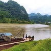 Lực lượng tìm kiếm cứu nạn tìm kiếm các nạn nhân mất tích trên dòng sông Gâm. (Ảnh: TTXVN phát)