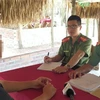 Một nạn nhân (áo đen, bên trái) bị lừa đảo bán sang Campuchia với lời hứa 'việc nhẹ, lương cao.' (Ảnh minh họa. Nguồn: Bộ Công an)