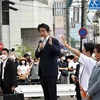 Cựu Thủ tướng Nhật Bản Abe Shinzo phát biểu vận động tranh cử cho đảng LDP trước cuộc bầu cử Thượng viện, ở Nara ngày 8/7. (Ảnh: Mami Ueda/TTXVN)