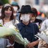 Người dân đặt hoa tưởng nhớ cựu Thủ tướng Abe Shinzo tại Nara, Nhật Bản, ngày 9/7/2022. (Ảnh: AFP/TTXVN)