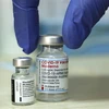 Vaccine ngừa COVID-19 của hãng Pfizer và Moderna. (Ảnh: AFP/TTXVN)