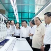 Chủ tịch nước Nguyễn Xuân Phúc thăm các phân xưởng sản xuất tại Công ty trách nhiệm hữu hạn thương mại Sao Mai. (Ảnh: Thống Nhất/TTXVN)