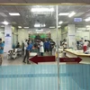 Các bác sỹ Bệnh viện đa khoa Phú Thọ khẩn trương cấp cứu nạn nhân trong vụ ngạt khí. (Ảnh: Trung Kiên/TTXVN)