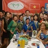 Đại sứ Dương Hải Hưng chụp ảnh với các đại diện của cộng đồng người Việt Nam tại Cyprus. (Ảnh: Dương Hoa/TTXVN)