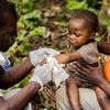 Nhân viên y tế điều trị cho trẻ em mắc bệnh đậu mùa khỉ tại Zomea Kaka, Cộng hòa Trung Phi. (Ảnh: AFP/TTXVN)