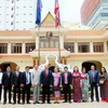 Đoàn đại biểu Thành phố Hồ Chí Minh chúc mừng Tổng lãnh sự Lào tại Thành phố Hồ Chí Minh nhân dịp Tết cổ truyền Bunpimay của dân tộc Lào hồi tháng 4/2022. (Ảnh: TTXVN phát)