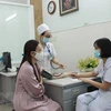 Bác sỹ thăm khám sức khỏe cho người dân. (Nguồn: TTXVN)