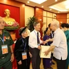 Tổng Bí thư Nguyễn Phú Trọng tặng quà cho các đại biểu người có công tiêu biểu toàn quốc. (Ảnh: Trí Dũng/TTXVN)
