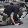 Lực lượng an ninh khống chế đối tượng tấn công cựu Thủ tướng Nhật Bản Abe Shinzo tại thành phố Nara. (Ảnh: AFP/TTXVN)
