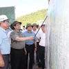 Thủ tướng Phạm Minh Chính và đoàn công tác khảo sát Dự án hồ thủy lợi Bản Mồng. (Ảnh: Dương Giang/TTXVN)