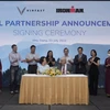 VinFast và IRONMAN ký kết hợp tác.