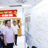 Chủ tịch Quốc hội Vương Đình Huệ nghe giới thiệu về Công nghệ của Nhà máy lọc dầu Dung Quất tại Phòng điều khiển Trung tâm. (Ảnh: Doãn Tấn/TTXVN)
