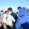Ngư dân Bình Thuận gặp nạn trở về đầy nước mắt, được người thân và gia đình đón lên bờ ở Vùng 4 Hải quân. (Ảnh: TTXVN phát)