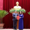 Bà Trương Thị Mai, Ủy viên Bộ Chính trị, Bí thư Trung ương Đảng, Trưởng Ban Tổ chức Trung ương trao quyết định cho ông Nguyễn Phi Long. (Ảnh: Thanh Hải/TTXVN)
