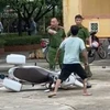 Đối tượng Tạ Quang Minh dùng dao chém vào tay một cán bộ Ủy ban Nhân dân thị trấn Sơn Dương gây thương tích, sau đó cầm dao đuổi chém lực lượng công an. 