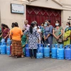 Người dân xếp những bình gas đã sử dụng trên một tuyến đường để phản đối tình trạng thiếu nhiên liệu và khí đốt ở Colombo, Sri Lanka, ngày 7/6/2022. (Ảnh: AFP/TTXVN)