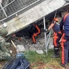 Lực lượng cứu hộ và cảnh sát nỗ lực đưa một người dân khỏi tòa nhà bị sập sau trận động đất. (Nguồn: EPA)