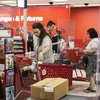 Người dân mua hàng tại siêu thị ở Oregon, Mỹ. (Ảnh: THX/TTXVN)