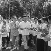 Cán bộ, công nhân nông trường Tam Đảo mừng đón Tổng Bí thư Nguyễn Văn Linh đến thăm nông trường, ngày 4/9/1987. (Ảnh: Xuân Lâm/TTXVN)