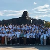 Đoàn chụp ảnh lưu niệm trước quần thể Tượng đài Mẹ Việt Nam anh hùng ở tỉnh Quảng Nam. (Nguồn: VOV)