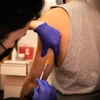 Nhân viên y tế tiêm vaccine phòng đậu mùa khỉ cho người dân tại Chicago, Mỹ, ngày 25/7. (Ảnh: THX/ TTXVN)