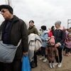Người dân Ukraine sơ tán tránh xung đột tới cửa khẩu ở Palanca, khu vực biên giới giữa Moldova và Ukraine, ngày 14/3/2022. (Ảnh: AFP/TTXVN)