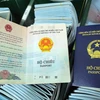 Hộ chiếu phổ thông mẫu mới của Việt Nam có màu xanh tím than để phân biệt với hộ chiếu phổ thông mẫu cũ. (Ảnh: Cổng thông tin điện tử Chính phủ)