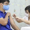 Nhân viên y tế tiêm vaccine phòng COVID-19 cho nhóm tuổi từ 12-17 tại điểm tiêm Trường THPT Việt Đức (Hoàn Kiếm, Hà Nội). (Ảnh: Minh Quyết/TTXVN)