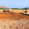 Một vụ khai thác đất mặt trái phép trên địa bàn tỉnh An Giang. (Nguồn: Cand.com.vn)
