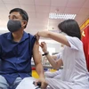 Nhân viên y tế quận Hai Bà Trưng tiêm vaccine phòng COVID-19 mũi 3, mũi 4 cho người dân ngày 5/8. (Ảnh: Minh Quyết/TTXVN)