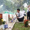 Bộ trưởng Bộ Thông tin và Truyền thông Nguyễn Mạnh Hùng thắp hương tại Nghĩa trang liệt sỹ ngành bưu điện R. (Ảnh: Thanh Tân/TTXVN)
