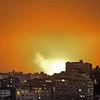 Khói lửa chói lòa sau một vụ không kích của Israel xuống Dải Gaza. (Ảnh: AFP/TTXVN)